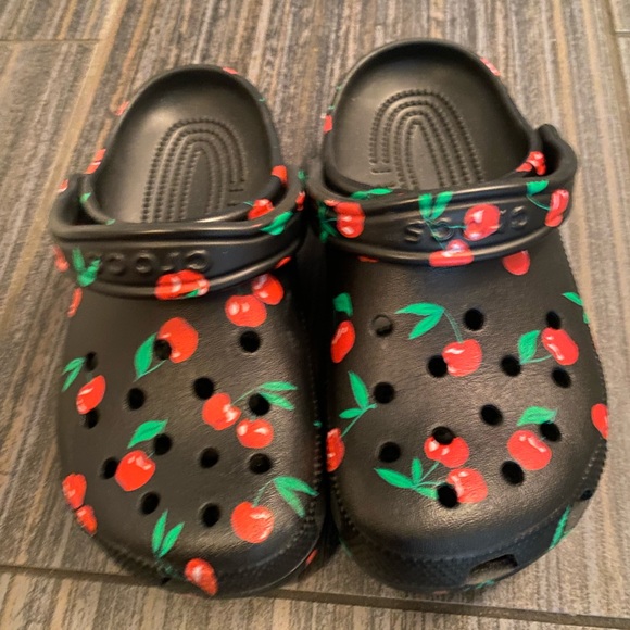 CROCS Other - CROCS Kids' Black Cherry Print Slippers